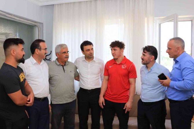 Dünya 3’üncüsü Güreşçi Altınla Ödüllendirildi