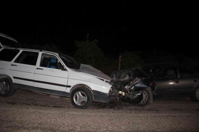 Elazığ’da İki Otomobil Kafa Kafaya Çarpıştı: 5 Yaralı