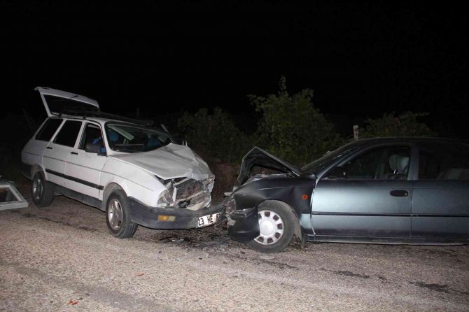 Elazığ’da İki Otomobil Kafa Kafaya Çarpıştı: 5 Yaralı