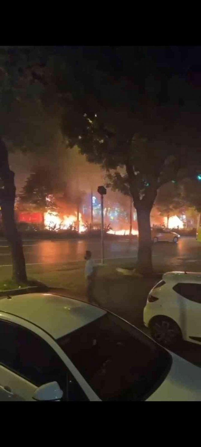 Fatih’te Korkutan Kaza: Araçlar Alev Alev Yandı