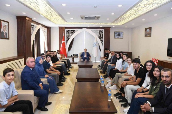 Vali Akbıyık: "Hakkari Eğitimde Kendi Hikayesini Yazmaya Başladı"