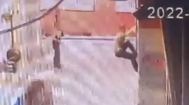 Zeytinburnu’nda Hırsız Gözüne Kestirdiği Binaya Böyle Tırmandı