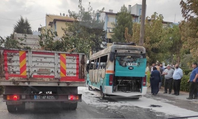 İ̇zmir’de Alev Alan Yolcu Minibüsü Cayır Cayır Yandı