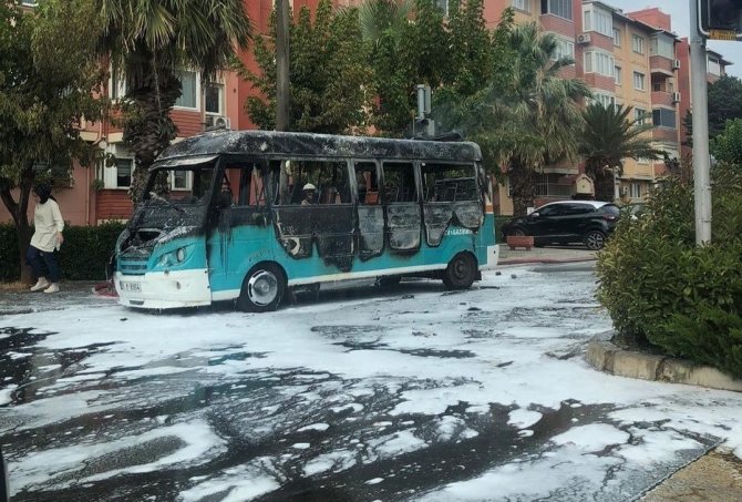 İ̇zmir’de Alev Alan Yolcu Minibüsü Cayır Cayır Yandı