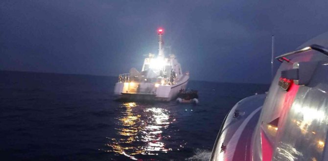 İ̇zmir Açıklarında 48 Düzensiz Göçmen Yakalandı