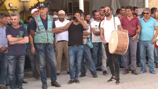 Belediye İşçileri Yüzde 80’lik Zammı Davullu Zurnalı Kutladı