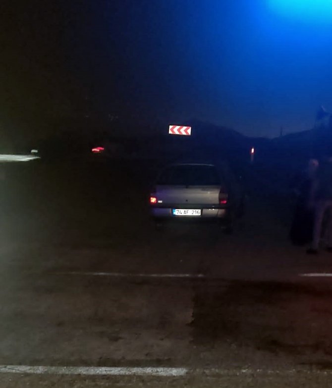 Otomobille Çarpışan Hafif Ticari Araç Takla Attı: 2 Yaralı