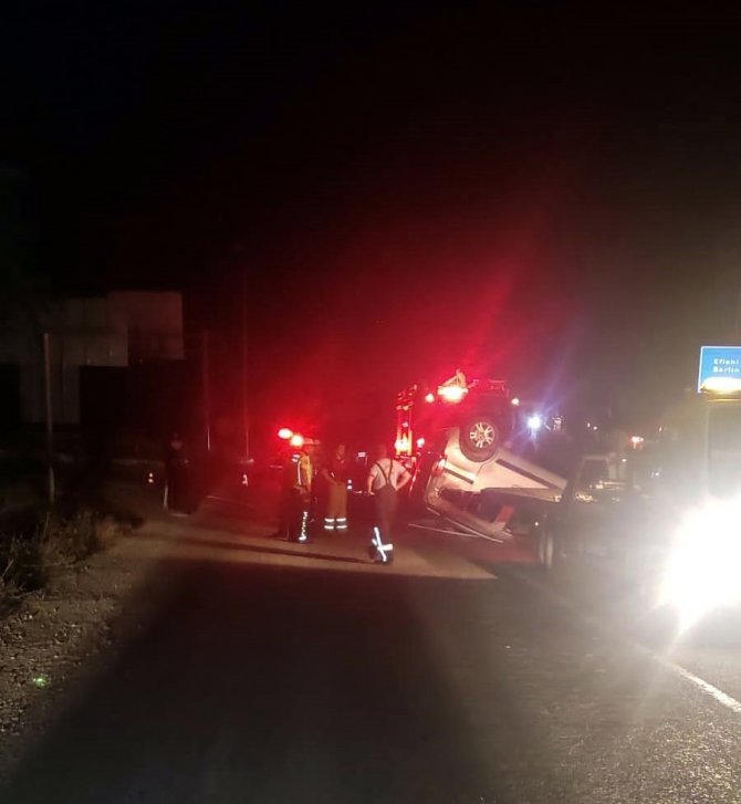 Otomobille Çarpışan Hafif Ticari Araç Takla Attı: 2 Yaralı