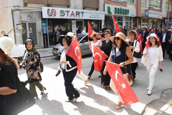 Kadınlar, Kendi Ördükleri Şapkalarla Kortej Yürüyüşüne Katıldı