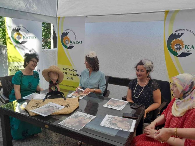 Kadınlar, Kendi Ördükleri Şapkalarla Kortej Yürüyüşüne Katıldı