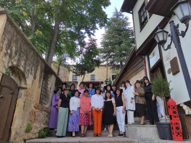 Kadınlar, Kendi Ördükleri Şapkalarla Kortej Yürüyüşüne Katıldı