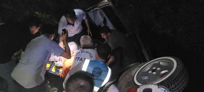 "Balatalar Kokuyor" Diye Aracı Durdurdu, Hareket Ettirince Şarampole Yuvarlandı: 5 Yaralı