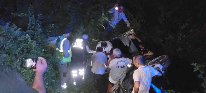 "Balatalar Kokuyor" Diye Aracı Durdurdu, Hareket Ettirince Şarampole Yuvarlandı: 5 Yaralı