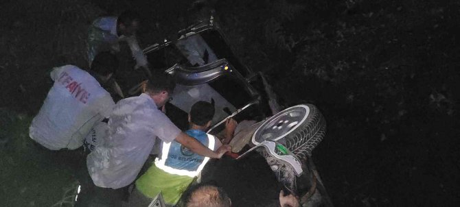 "Balatalar Kokuyor" Diye Aracı Durdurdu, Hareket Ettirince Şarampole Yuvarlandı: 5 Yaralı