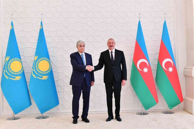 Aliyev, Kazakistan Cumhurbaşkanı Tokayev’i Resmi Törenle Karşıladı