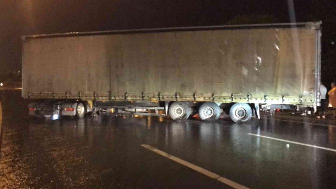 Tem’de Tır Bariyerlere Çarptı, İ̇stanbul İstikameti 1 Buçuk Saat Trafiğe Kapandı