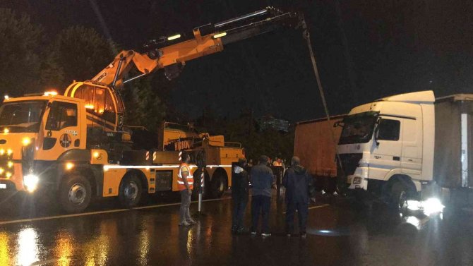 Tem’de Tır Bariyerlere Çarptı, İ̇stanbul İstikameti 1 Buçuk Saat Trafiğe Kapandı
