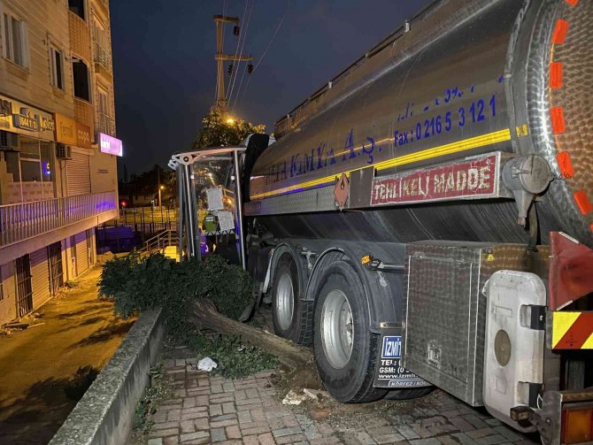 Freni Boşalan Tanker Otobüs Durağına Daldı