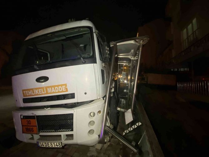 Freni Boşalan Tanker Otobüs Durağına Daldı