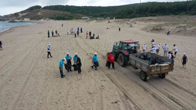 Kıyı Temizliğinde Kilolarca Atık Toplandı