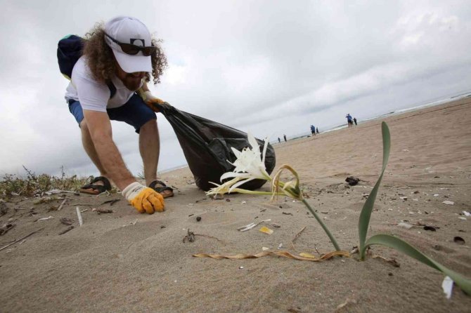 Kıyı Temizliğinde Kilolarca Atık Toplandı