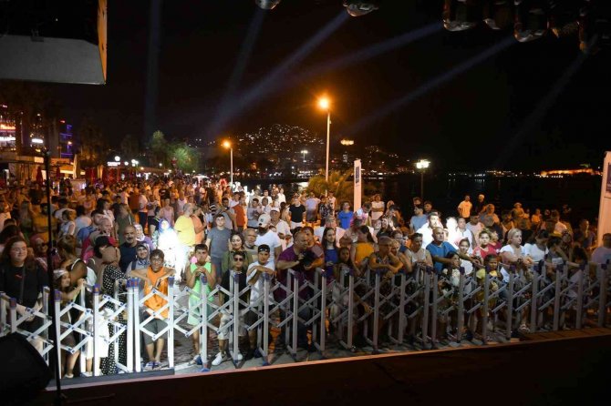 Kuşadası’nda Makedonya Ve Rumeli Rüzgarı Esti