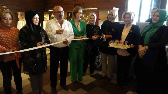 İ̇ğne Oyalarını İlmek İlmek İşliyorlar