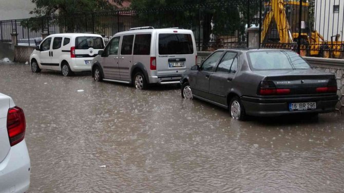 Kütahya’da Sağanak Yağış Sürücülere Zor Anlar Yaşattı