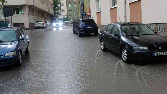 Kütahya’da Sağanak Yağış Sürücülere Zor Anlar Yaşattı