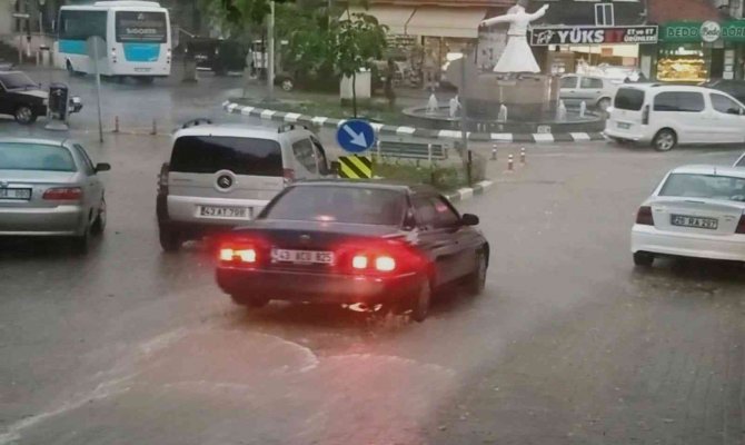 Kütahya’da Aniden Bastıran Yağmur Etkili Oldu