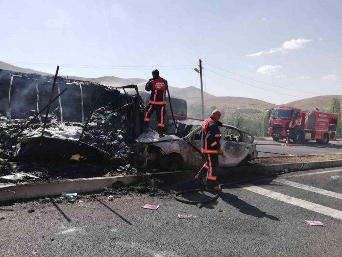 Tır İle Otomobilin Çarpışmasında Araçlar Küle Döndü: 5 Yaralı