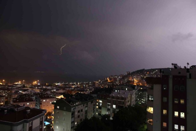 Marmara Denizi’ni Şimşekler Aydınlattı