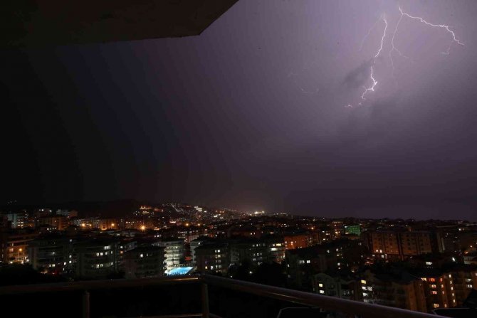 Marmara Denizi’ni Şimşekler Aydınlattı