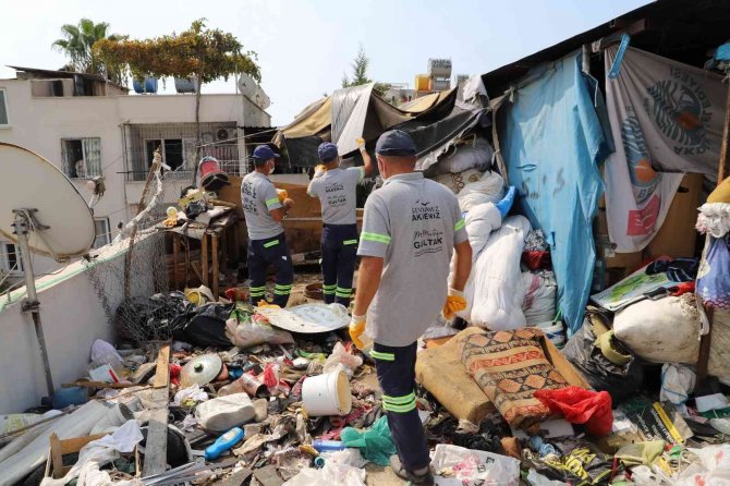 İ̇ki Katlı Evden 3 Kamyon Çöp Çıktı