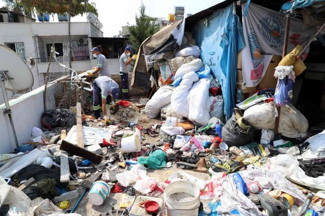 İ̇ki Katlı Evden 3 Kamyon Çöp Çıktı