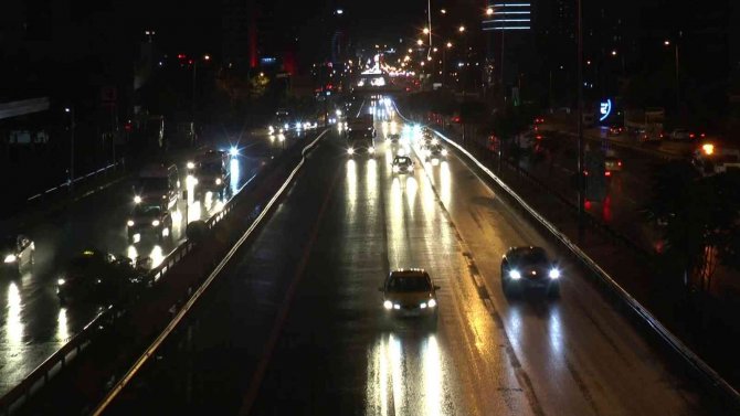 İ̇stanbul’da Beklenen Yağış Başladı