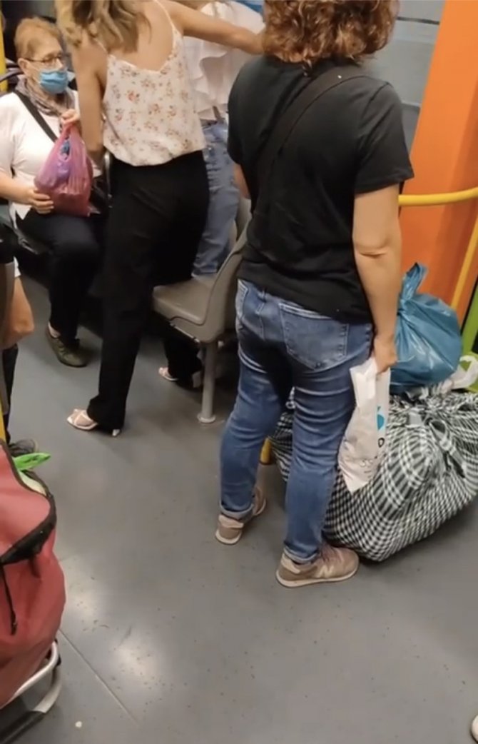 Metroda Yer Verme Yüzünden Çıkan Tartışma Kameralara Yansıdı