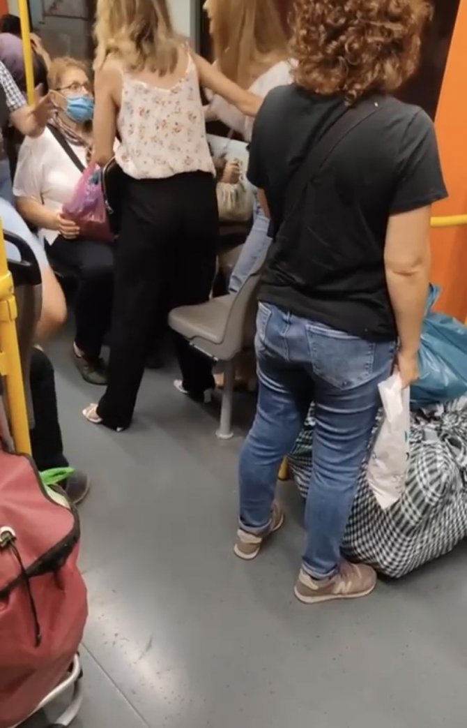 Metroda Yer Verme Yüzünden Çıkan Tartışma Kameralara Yansıdı