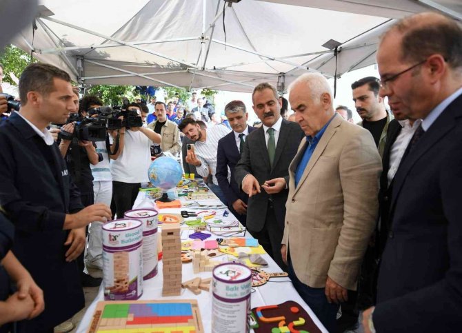 Bakan Özer: “60 Bin Vatandaşımız Okulların Temizliğine Yardım Edecek”