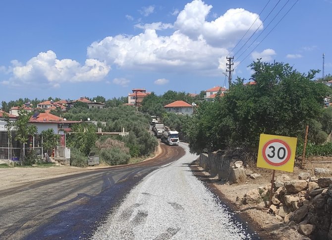 Yatağan’ın Kırsal Mahallelerinde Yol Çalışmalarını Sürüyor