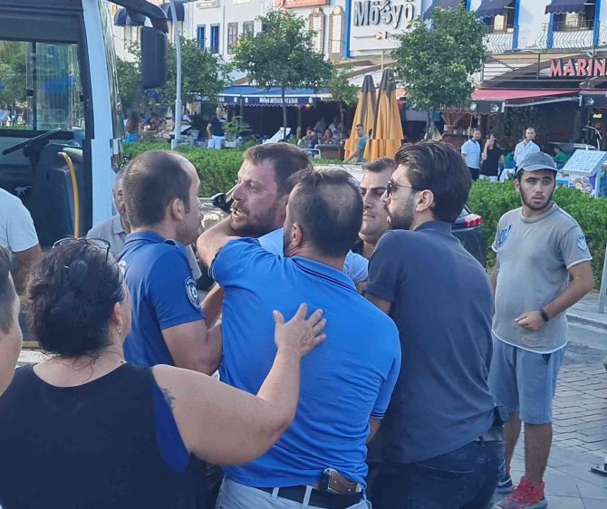 İ̇ki Grup Birbirine Girdi, Ortalık Savaş Alanına Döndü: 1 Polis Yaralı