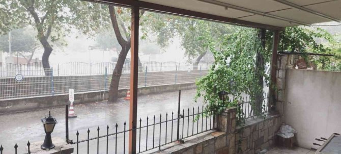 Milas’ta Sağanak Yağmur Etkili Oldu