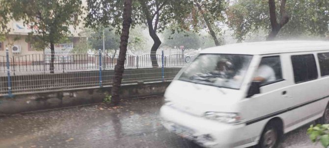 Milas’ta Sağanak Yağmur Etkili Oldu