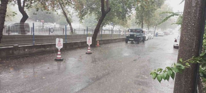 Milas’ta Sağanak Yağmur Etkili Oldu