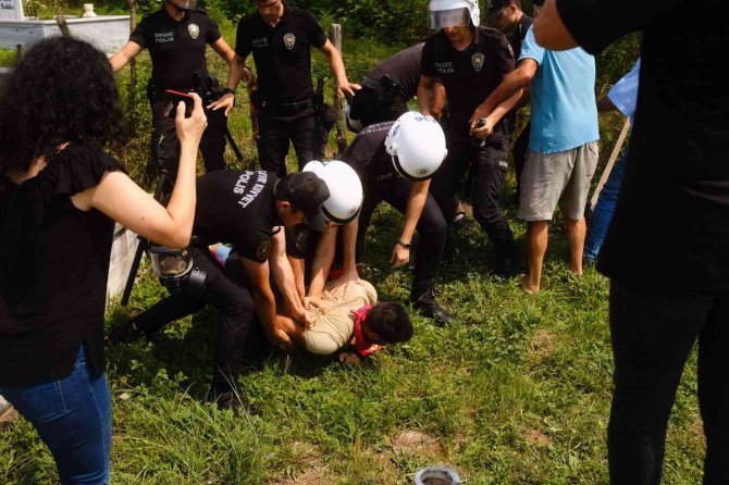 Mezarlıktaki Gösteriye Polis Müdahale Etti: 9 Gözaltı