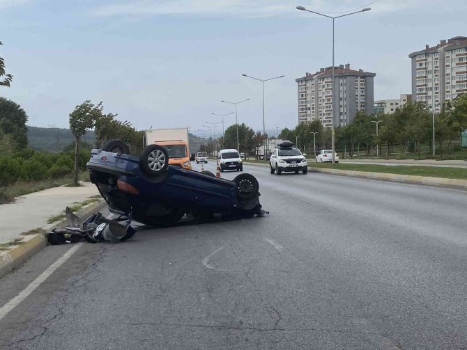 Pendik’te Karşı Yönden Gelen Araca Çarpan Araç Takla Attı: 1 Yaralı