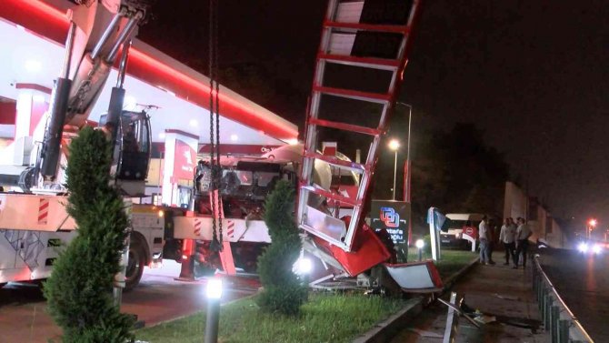 Benzin İstasyonuna Giren Beton Mikseri, Ters Yönden Çıkan Araçtan Kaçarken Panoya Çarptı