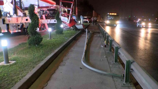 Benzin İstasyonuna Giren Beton Mikseri, Ters Yönden Çıkan Araçtan Kaçarken Panoya Çarptı
