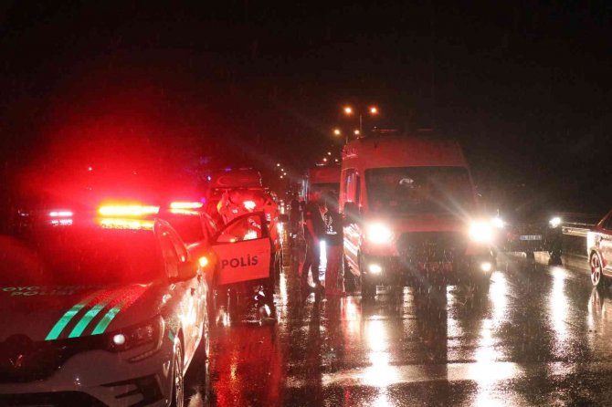 D-650’de Yolcu Otobüsü Tıra Çarptı: 25 Yaralı
