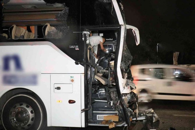 D-650’de Yolcu Otobüsü Tıra Çarptı: 25 Yaralı
